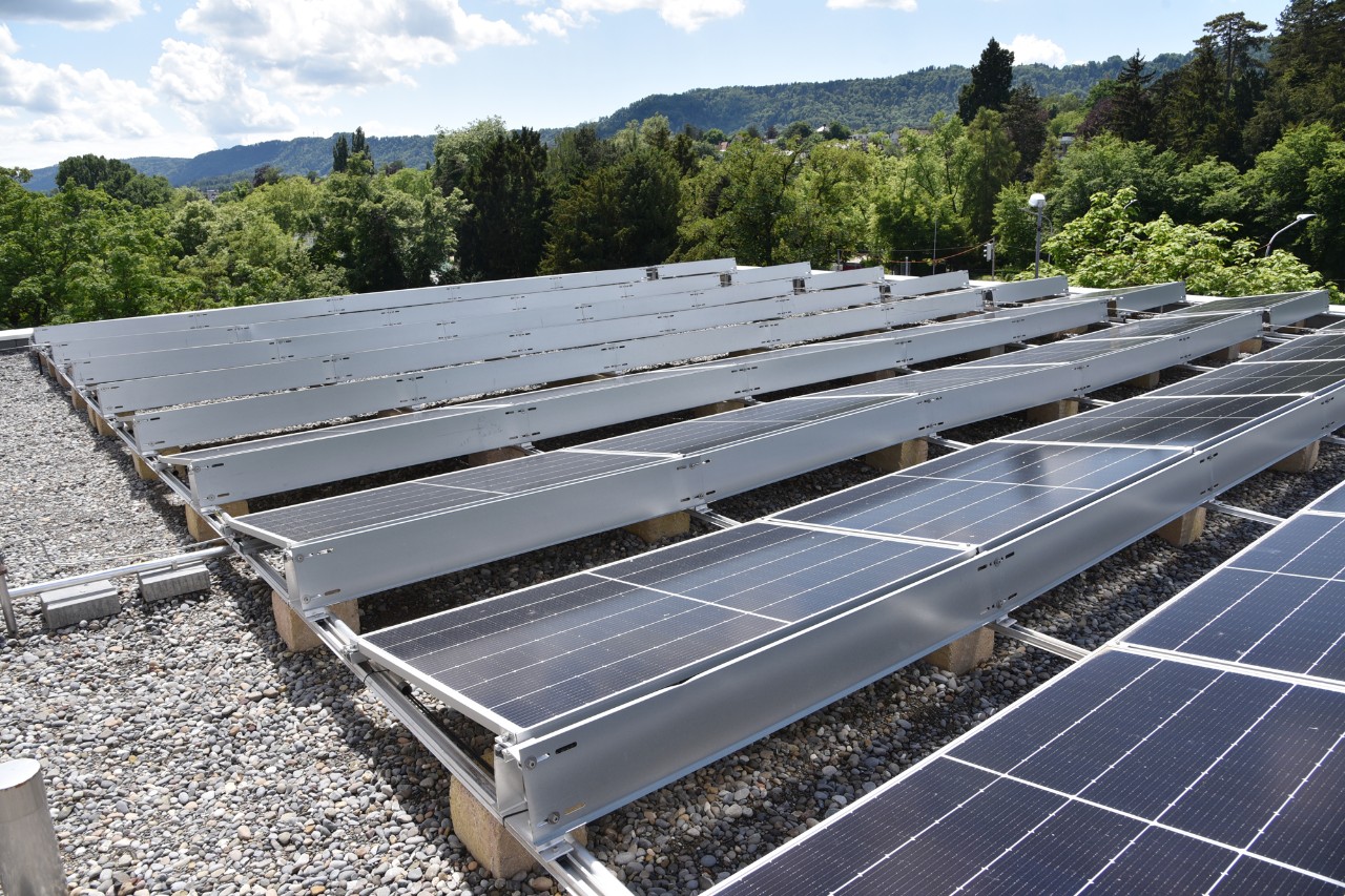 Photovoltaikanlagen auf dem Dach (Bild: Felix Rusterholz, Zürich)